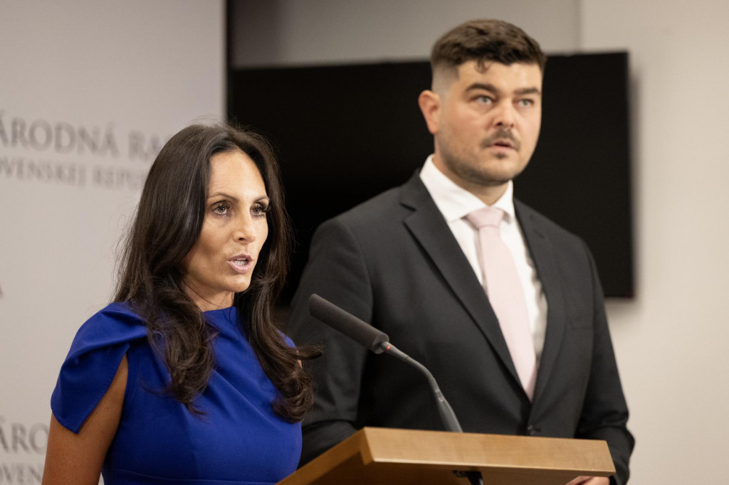 Ministerka zdravotníctva SR Zuzana Dolinková (Hlas-SD) a nový riaditeľ Fakultnej nemocnice v Trenčíne Michal Plesník počas tlačovej konferencie v NR SR.