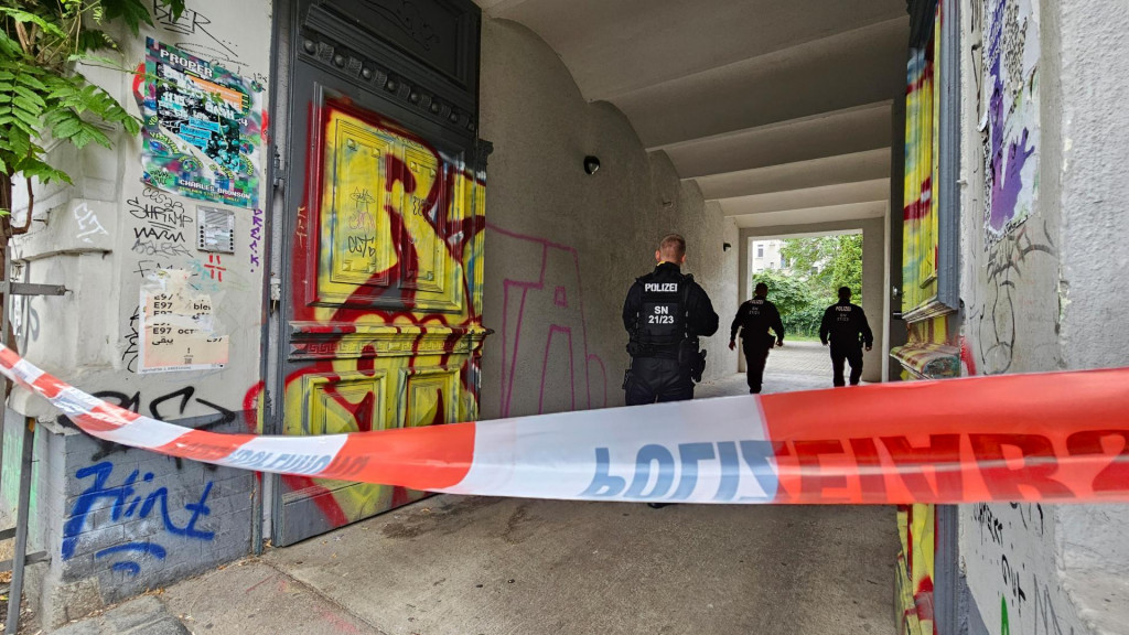 Nemecká polícia prehľadáva domovy členov aktivistickej skupiny Posledná generácia v Lipsku. FOTO: TASR/DPA