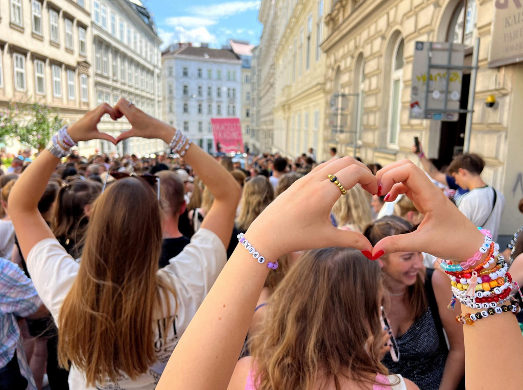 Fanúšikovia Taylor Swift po zrušení koncertov vo Viedni. FOTO: Reuters