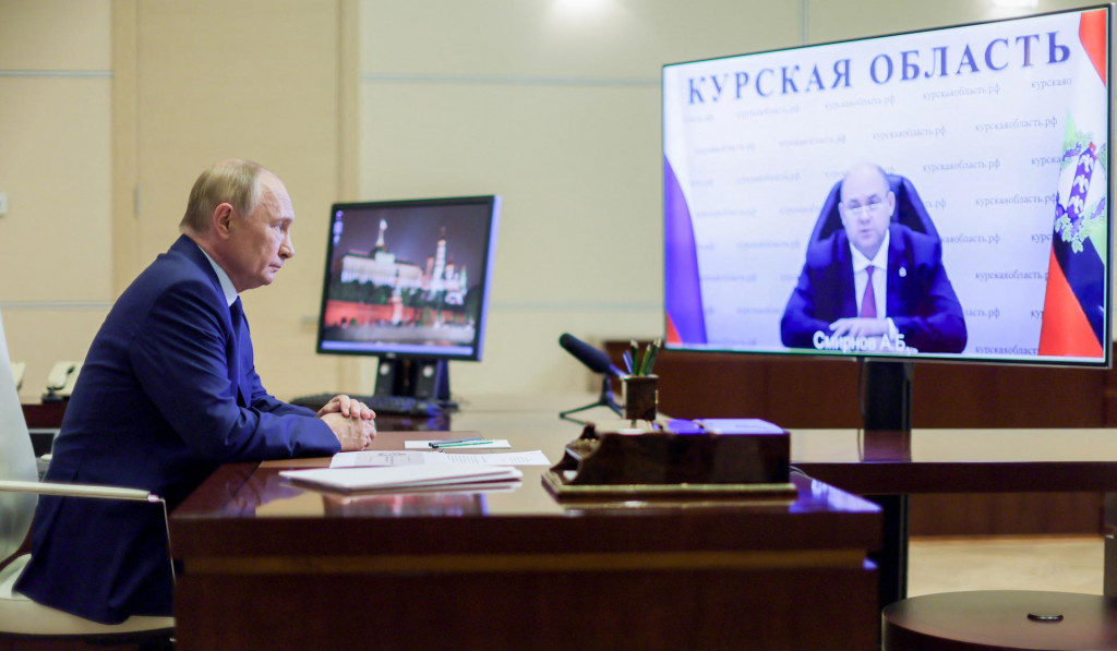 Ruský prezident Vladimir Putin sa rozprával s úradujúcim guvernérom Kurskej oblasti Alexejom Smirnovom. FOTO: Reuters