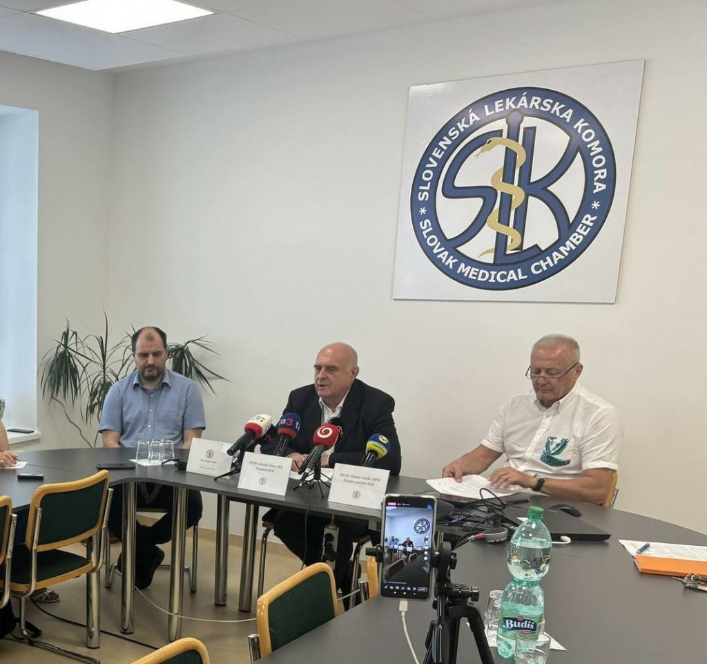Slovenská lekárska komora. MUDr. Jaroslav Šimo, prezident
(v strede)