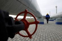 Pracovník Gazpromu kráča vedľa potrubí na meracej stanici plynu na rusko-ukrajinskej hranici v Sudži pri Kursku. FOTO: Reuters