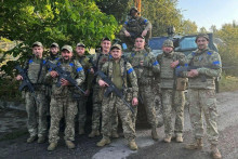 Ukrajinská armáda, ktorá je vybavená bojovými obrnenými vozidlami NOVATOR a strojmi CZ Bren 2 v ruskej Kurskej oblasť. FOTO: X/@front_ukrainian