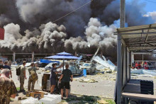 Ruský útok dnes zasiahol supermarket v meste Kosťantinivka vo východoukrajinskej Doneckej oblasti. FOTO: Reuters/Tlačová služba ukrajinského prezidenta