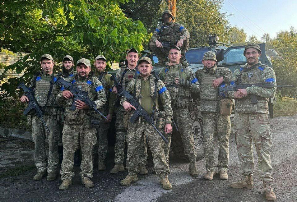 Ukrajinská armáda, ktorá je vybavená bojovými obrnenými vozidlami NOVATOR a strojmi CZ Bren 2 v ruskej Kurskej oblasť. FOTO: X/@front_ukrainian