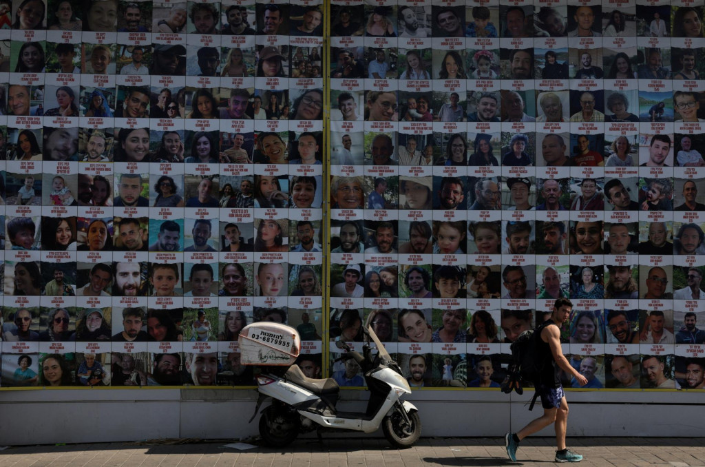 Plagáty na podporu rukojemníkov unesených počas útoku na Izrael zo 7. októbra Hamasom. FOTO: Reuters