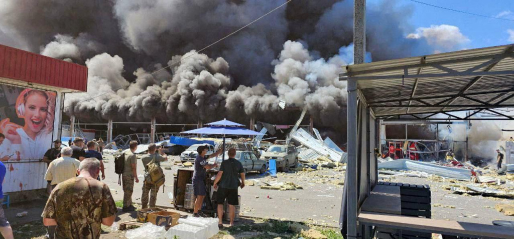 Ruský útok dnes zasiahol supermarket v meste Kosťantinivka vo východoukrajinskej Doneckej oblasti. FOTO: Reuters/Tlačová služba ukrajinského prezidenta