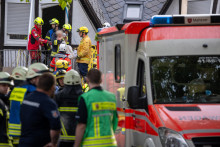 Na snímke príslušníci záchranných zložiek vynášajú dieťa z hotela, ktorého časť sa zrútila z neznámych dôvodov v meste Kröv. FOTO TASR/DPA