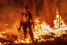 Na snímke hasič zasahuje počas lesného požiaru v blízkosti Mill Creek v okrese Tehama v americkom štáte Kalifornia. FOTO TASR/AP