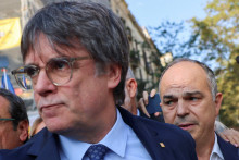 Vodca katalánskej separatistickej strany Junts Carles Puigdemont (vpredu) a jej generálny tajomník Jordi Turull. FOTO: Reuters