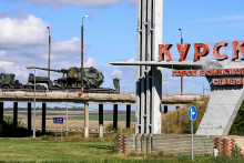 Kol&oacute;na rusk&yacute;ch ozbrojen&yacute;ch s&iacute;l sa pres&uacute;va na vybudovanie s&iacute;l, ktor&eacute; ved&uacute; akt&iacute;vne bojov&eacute; oper&aacute;cie s ukrajinsk&yacute;mi form&aacute;ciami v Sudži v Kurskej oblasti. FOTO: TASR/AP