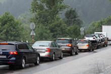 Úplné vylúčenie dopravy na približne 30 hodín si vyžadujú sanačné práce na svahu nad kritickým úsekom cesty. FOTO: TASR/Daniel Stehlík