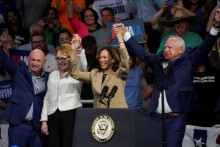 Kamala Harrisová pózuje na fotografiách spolu s demokratickým kandidátom na viceprezidenta, guvernérom Minnesoty Timom Walzom. FOTO: Reuters