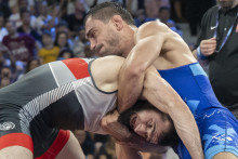 Na snímke slovenský reprezentant v zápasení Tajmuraz Salkazanov (vpravo) v repasáži s Bielorusom Magomedchabibom Kadimagomedovom (vľavo). FOTO: TASR/Martin Baumann