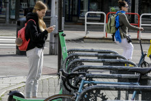 Na snímke elektrická kolobežka, ktorých zdieľanie koncom apríla spustila estónska spoločnosť Bolt. FOTO: TASR/Dano Veselský