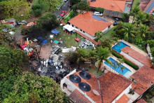 Pohľad z dronu ukazuje ľudí pracujúcich na mieste leteckého nešťastia v Sao Paulo. FOTO: Reuters