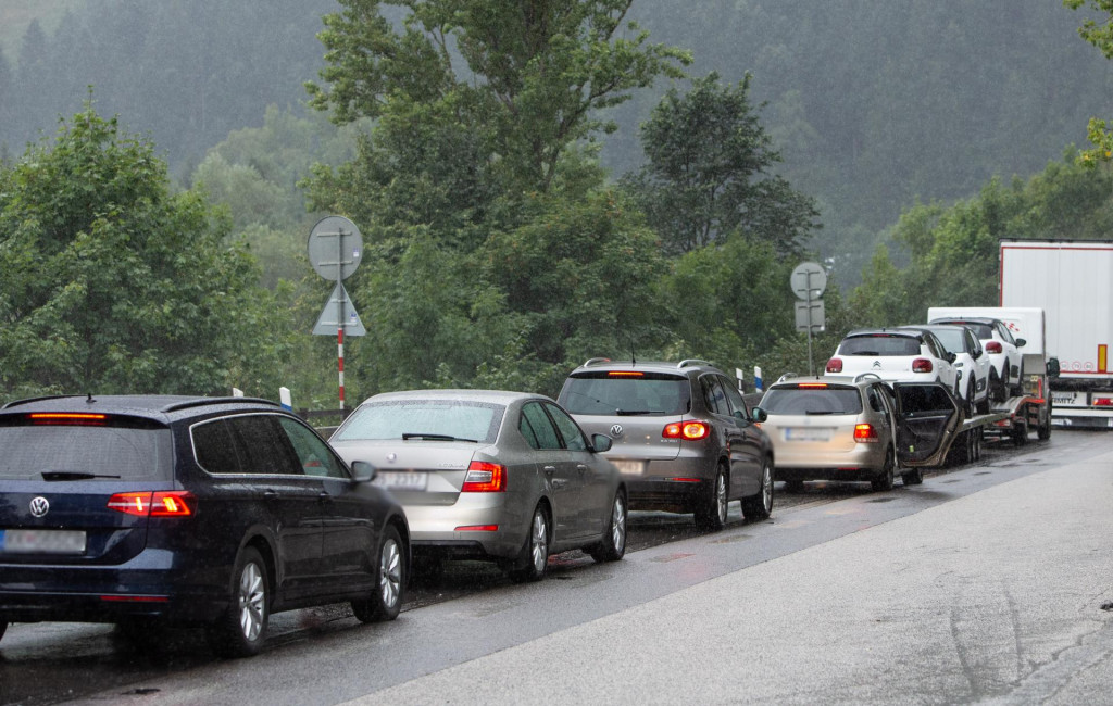 Úplné vylúčenie dopravy na približne 30 hodín si vyžadujú sanačné práce na svahu nad kritickým úsekom cesty. FOTO: TASR/Daniel Stehlík