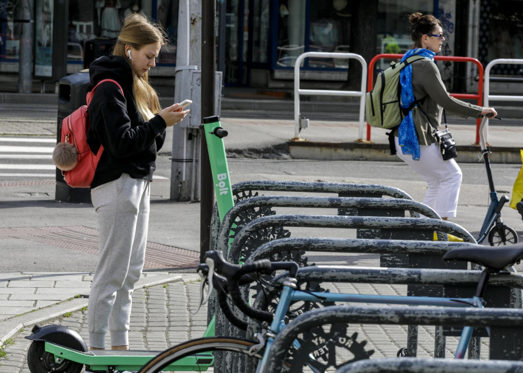 Na snímke elektrická kolobežka, ktorých zdieľanie koncom apríla spustila estónska spoločnosť Bolt. FOTO: TASR/Dano Veselský