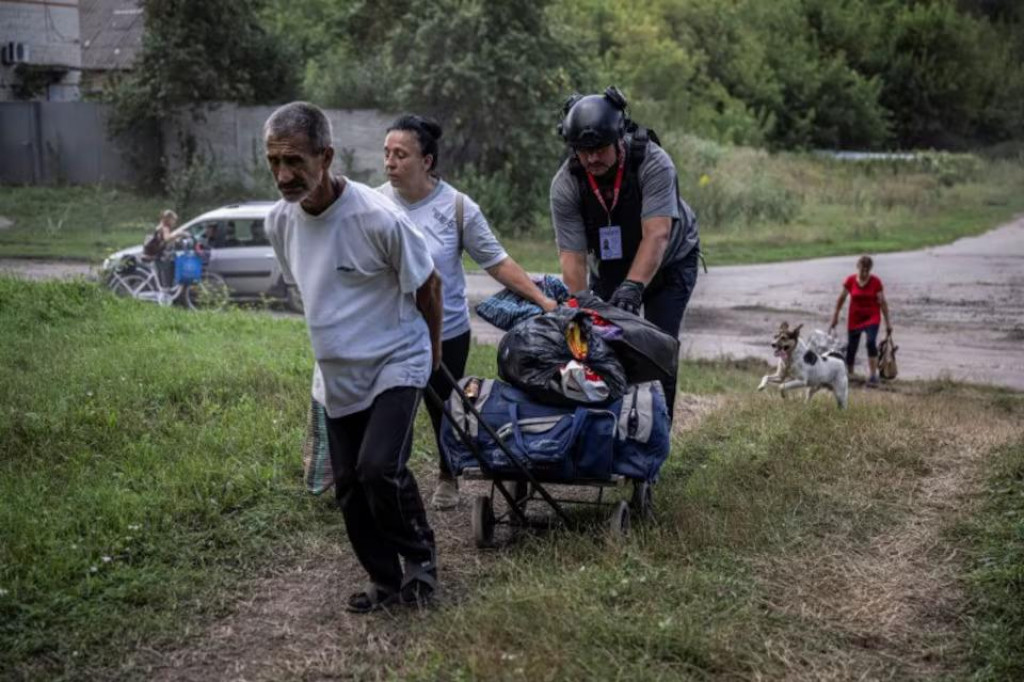 Celkom bolo od začatia týchto prác do bezpečných miest dočasne presídlených viac ako 76-tisíc osôb. FOTO: Reuters