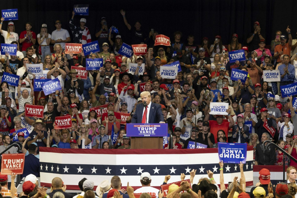 Spravodajský web Politico uviedol, že v júli začal dostávať e-maily od anonymného zdroja, ktorý ponúkal autentické dokumenty z vnútra Trumpovej kampane. FOTO: TASR/AP