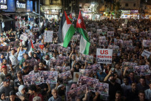 Demonštranti sa zúčastňujú protestu na podporu Palestínčanov v Gaze.  FOTO: Reuters