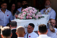 Ľudia nesú rakvu Alice Dasilvy Aguiar, jedného z troch detí, ktoré sa stali obeťami útoku nožom počas tanečnej akcie. FOTO: Reuters