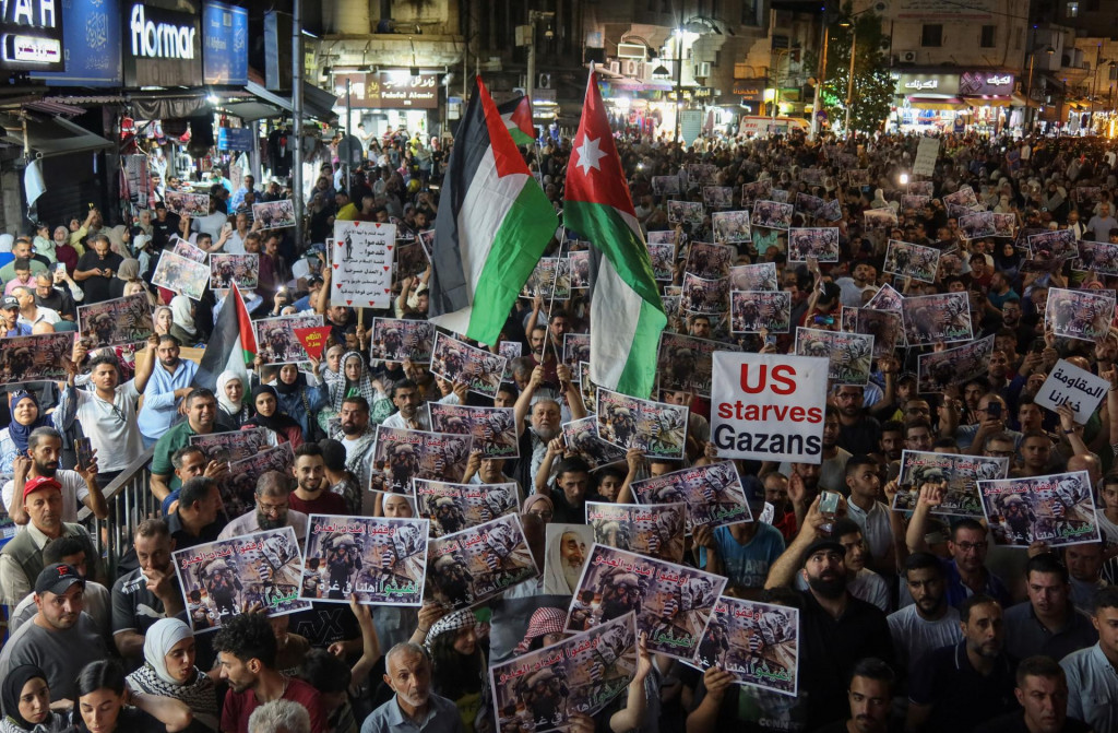 Demonštranti sa zúčastňujú protestu na podporu Palestínčanov v Gaze.  FOTO: Reuters