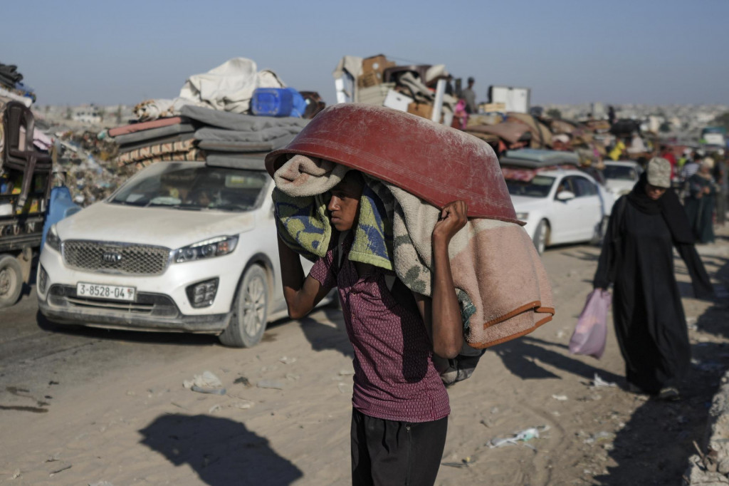 Palestínsky tínedžer opúšťa mesto Chán Júnis v Pásme Gazy. FOTO: TASR/AP