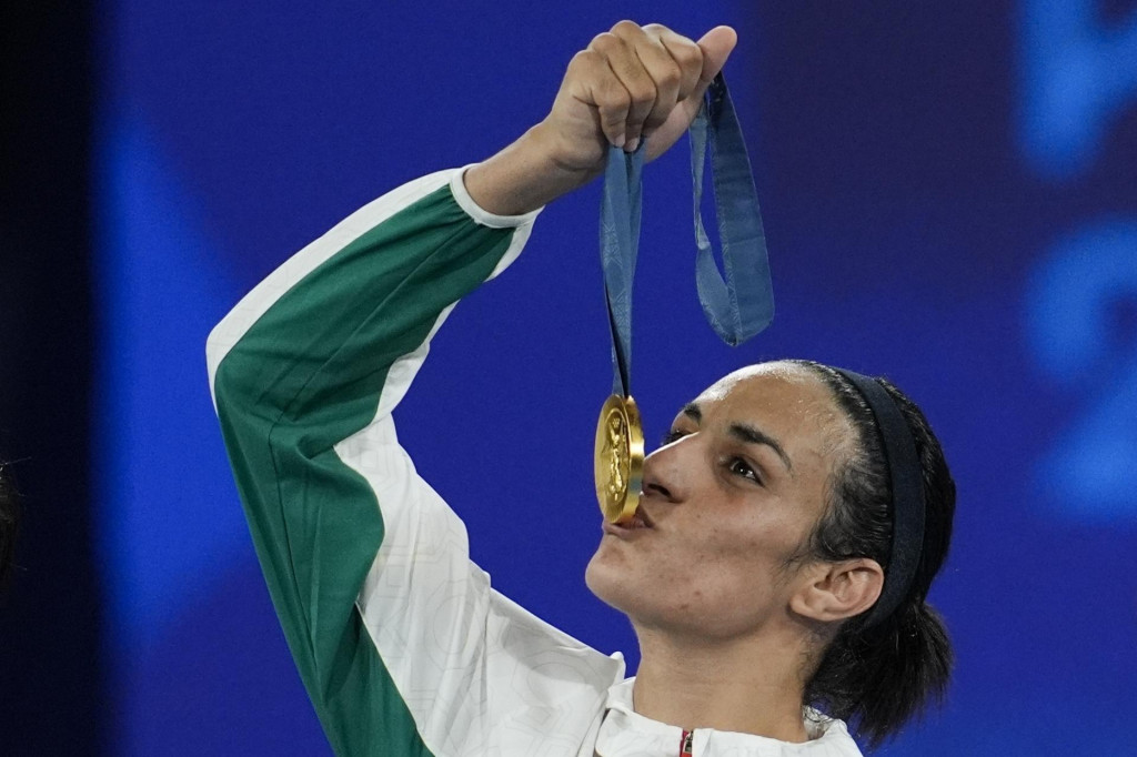 Alžírska boxerka Imane Khelifová sa raduje zo zisku zlatej medaily v kategórii do 66 kg na XXXIII. letných olympijských hrách v Paríži. FOTO: TASR/AP