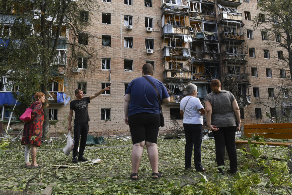 Obyvatelia bytového domu poškodeného po ostreľovaní ukrajinskou stranou stoja v ruskom Kursku. FOTO: TASR/AP