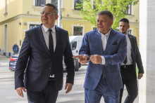 Na snímke predseda vlády Robert Fico a minister financií Ladislav Kamenický. FOTO: TASR/J. Novák