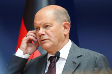 Nemecký kancelár Olaf Scholz hovorí počas tlačovej konferencie. FOTO: Reuters