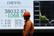 Výlach na akciových trhoch spôsobil pokles japonského akciového indexu Nikkei o 12 percent. FOTO: REUTERS