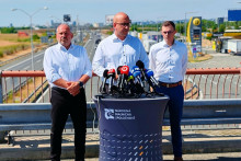 Štátny tajomník ministerstva dopravy Igor Choma, minister dopravy Jozef Ráž a generálny riaditeľ Národnej diaľničnej spoločnosti Filip Macháček. FOTO: HN/Tomáš Susko