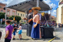 Jednou z hlavných atrakcií víkendového festivalu katalánskych ľudových tradícií v centre Prešova pred Konkatedrálou svätého Mikuláša boli drevené figuríny obrov. FOTO: HN/Pavel Novotný