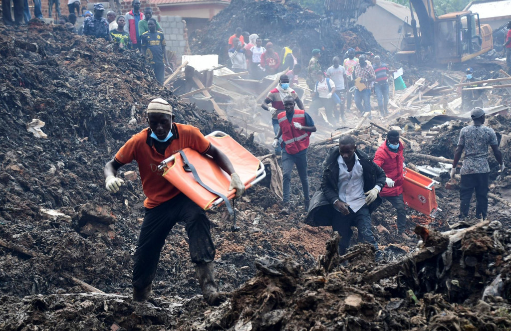 Nazhromaždené odpadky sa zo skládky uvoľnili následkom prudkých dažďov. FOTO: Reuters