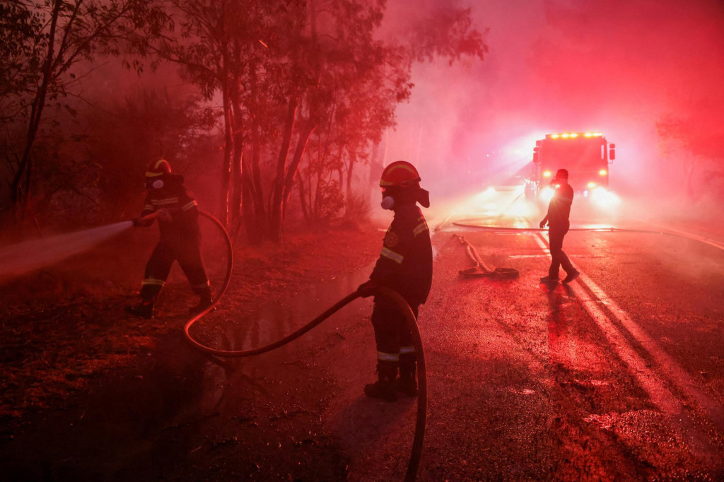 Hasiči sa pokúšajú uhasiť lesný požiar neďaleko Atén. FOTO: Reuters