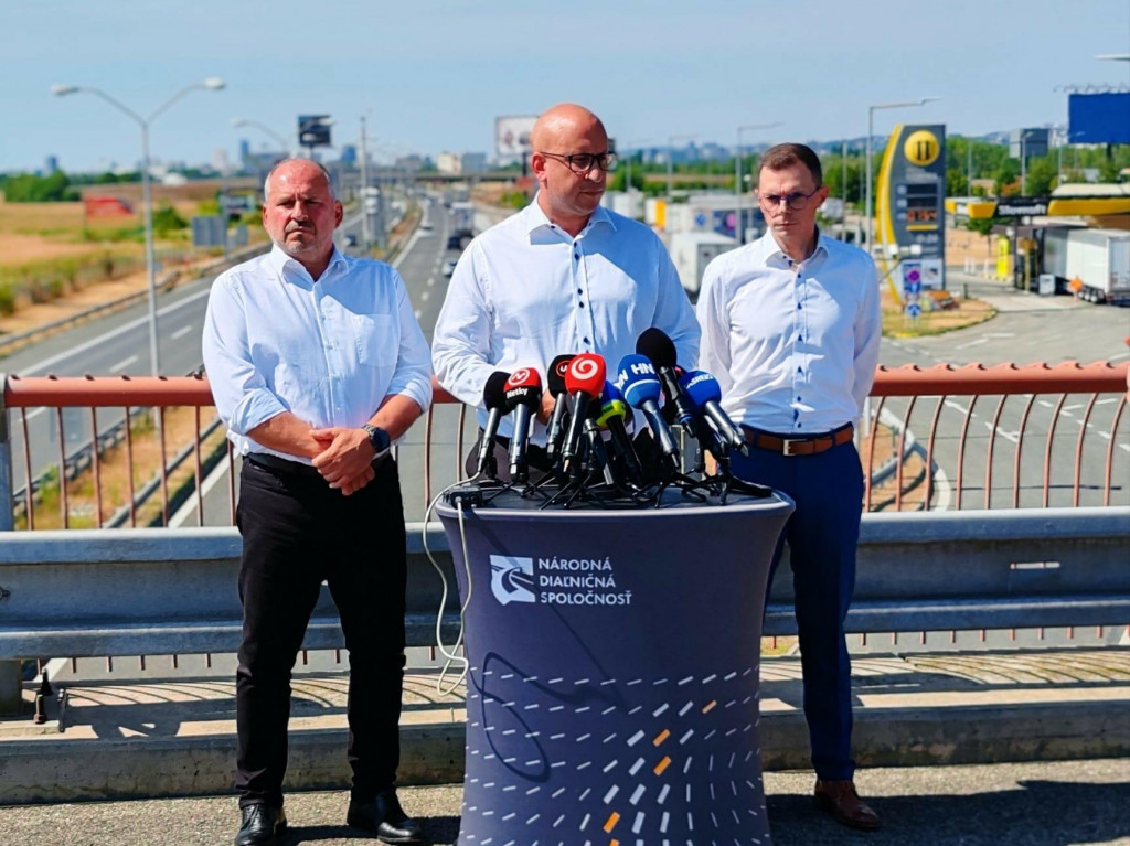 &Scaron;t&aacute;tny tajomn&iacute;k ministerstva dopravy Igor Choma, minister dopravy Jozef R&aacute;ž a gener&aacute;lny riaditeľ N&aacute;rodnej diaľničnej spoločnosti Filip Mach&aacute;ček. FOTO: HN/Tom&aacute;&scaron; Susko