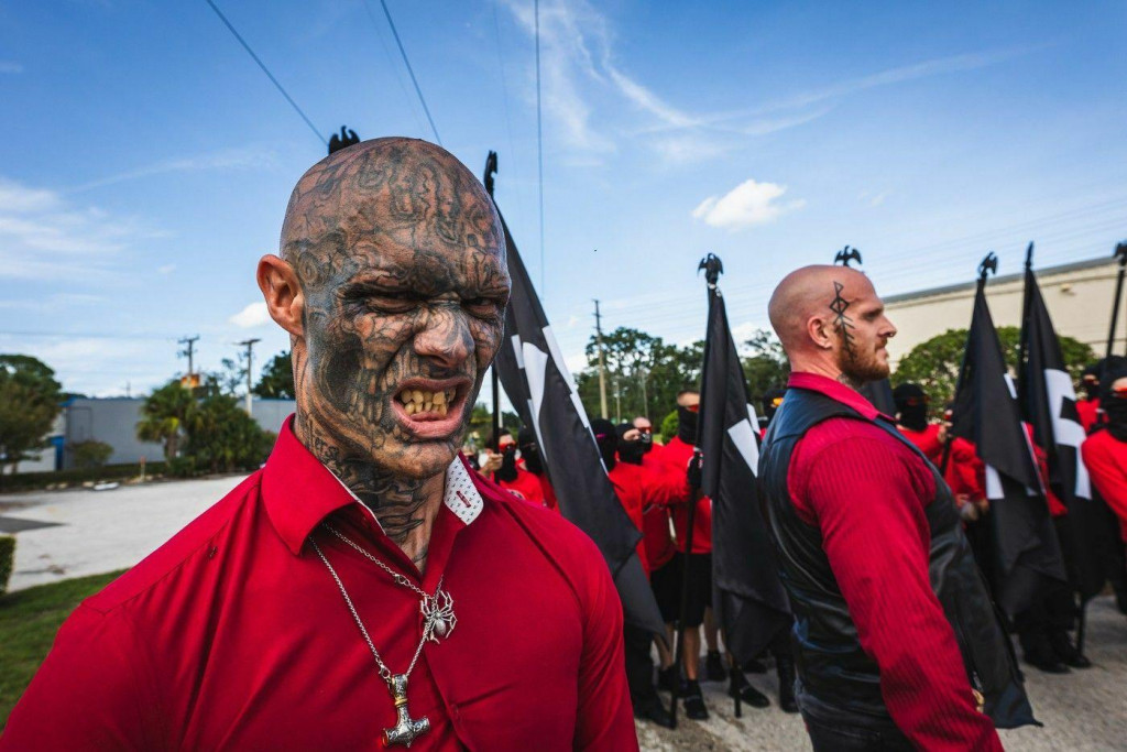 Členovia neonacistických skupín „Blood Tribe“ a „GDL“ počas demonštrácie na Floride. (2. septembra 2023). FOTO: Profimedia