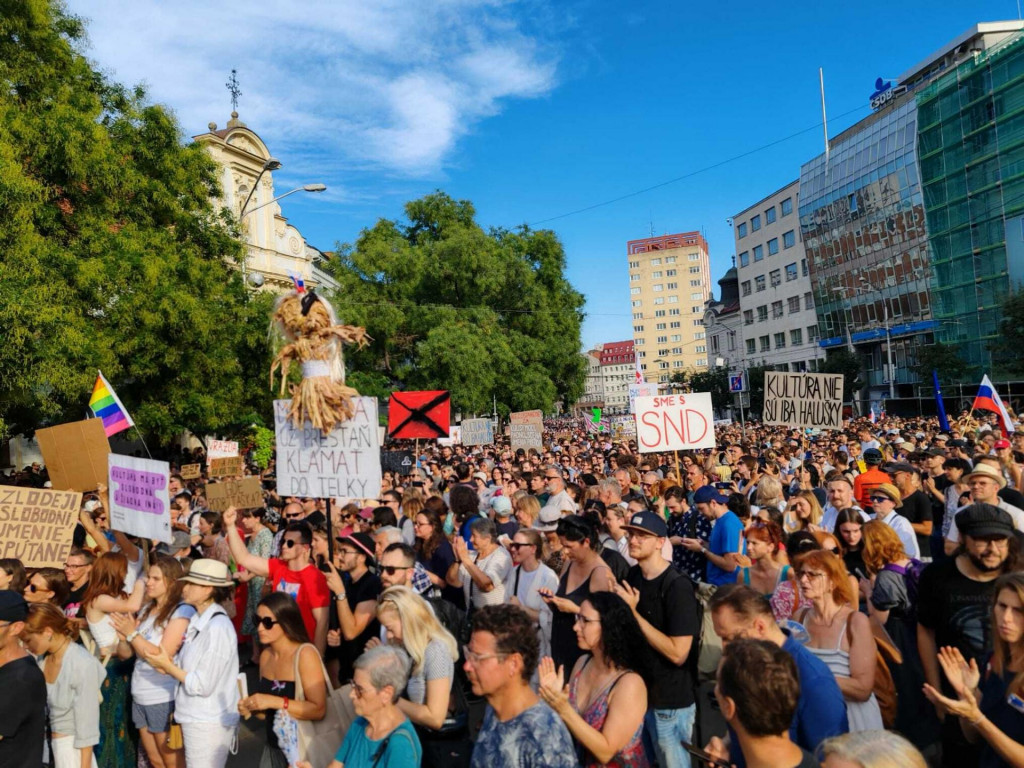 K demonštrácii sa pridali aj osobnosti hereckej scény ako Diana Mórová, Táňa Pauhofová či Richard Stanke. FOTO: HN/Tomáš Susko