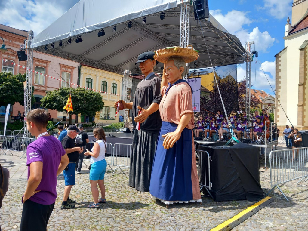 Jednou z hlavných atrakcií víkendového festivalu katalánskych ľudových tradícií v centre Prešova pred Konkatedrálou svätého Mikuláša boli drevené figuríny obrov. FOTO: HN/Pavel Novotný