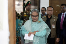 Bangladéšska premiérka Hasína Vadžídová sa pozerá na hodinky pred volebnou miestnosťou v Dháke. FOTO: TASR/AP