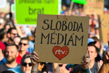 Účastníci protestného zhromaždenia, ktoré zorganizovali opozičné strany Progresívne Slovensko (PS) a Sloboda a solidarita (SaS). FOTO: TASR/Jakub Kotian