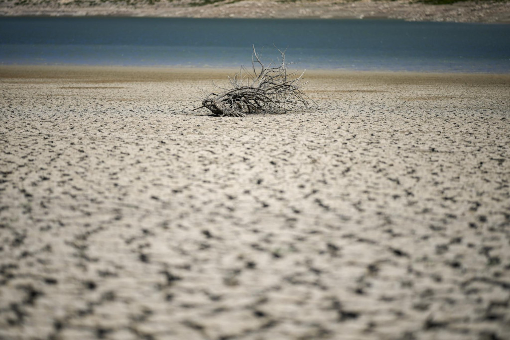 Jazero Fanaco, ktoré zásobuje vodou veľkú časť južnej Sicílie vrátane mesta Agrigento, ukazuje extrémne nízku hladinu vody po zime v Castronovo di Sicilia. FOTO: TASR/AP
