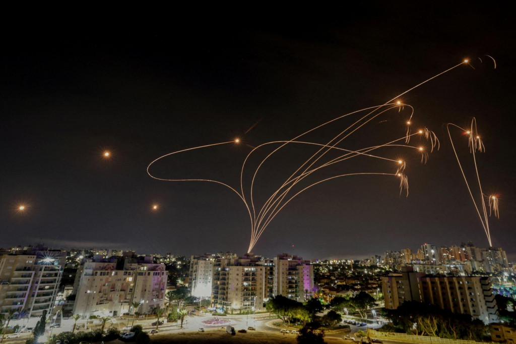 Izraelský systém protivzdušnej obrany známy ako Iron Dome likviduje rakety vystrelené z Pásma Gazy. FOTO: Reuters