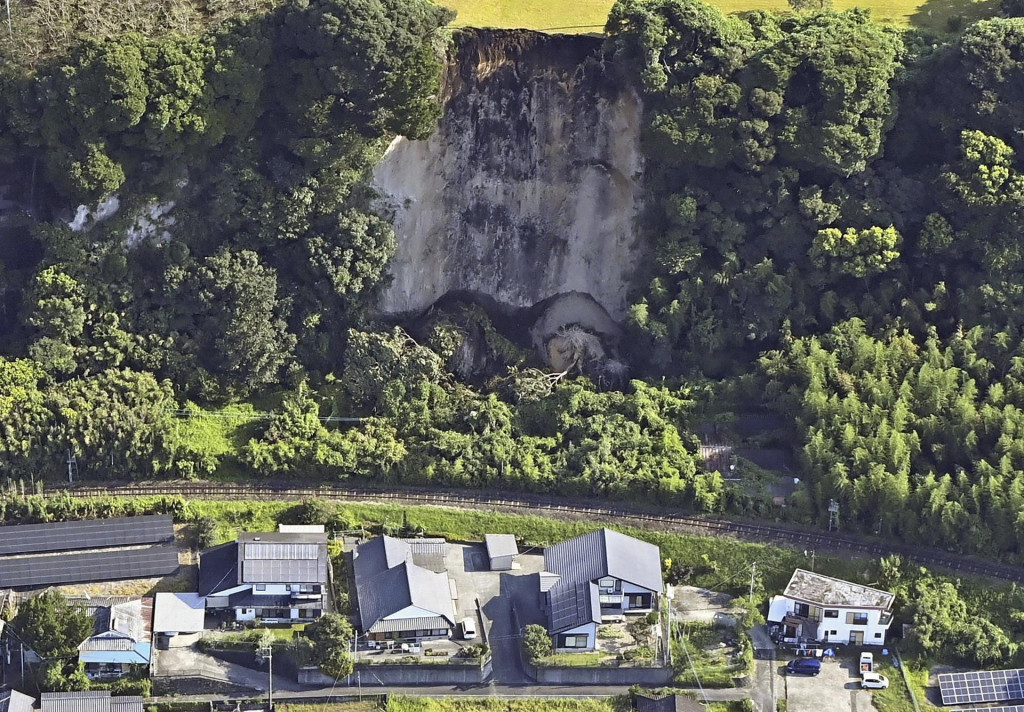 Miesto zosuvu pôdy v Šibuši v prefektúre Kagošima v južnom Japonsku v piatok 9. augusta 2024 po silnom zemetrasení. FOTO: TASR/AP