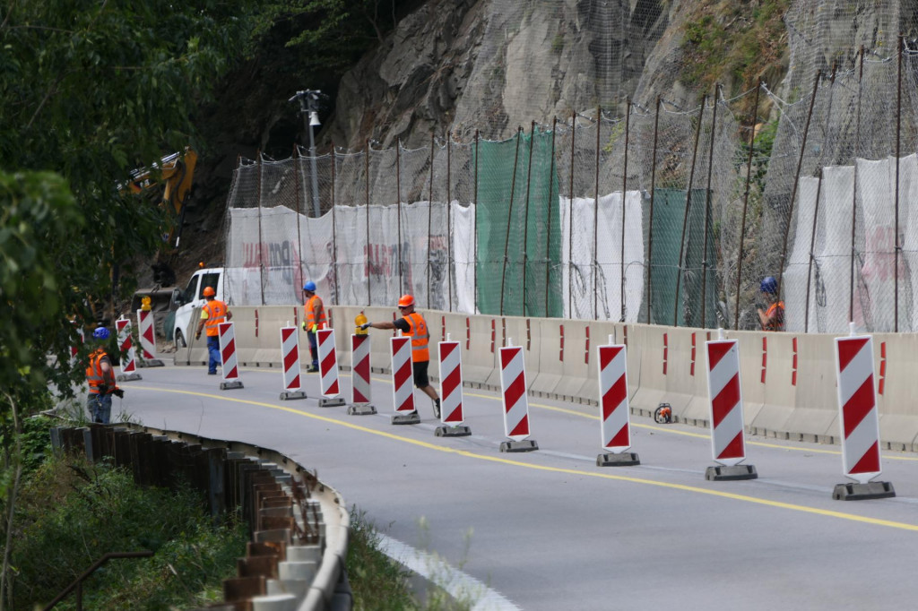 Uzavretá cesta I/18 pod Strečnom počas sanácií skalného brala. FOTO: TASR/Erika Ďurčová