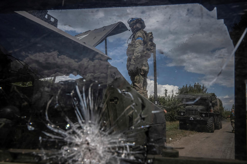 Ukrajinskí vojaci opravujú auto po ruskom útoku v regióne Sumy. FOTO: Reuters