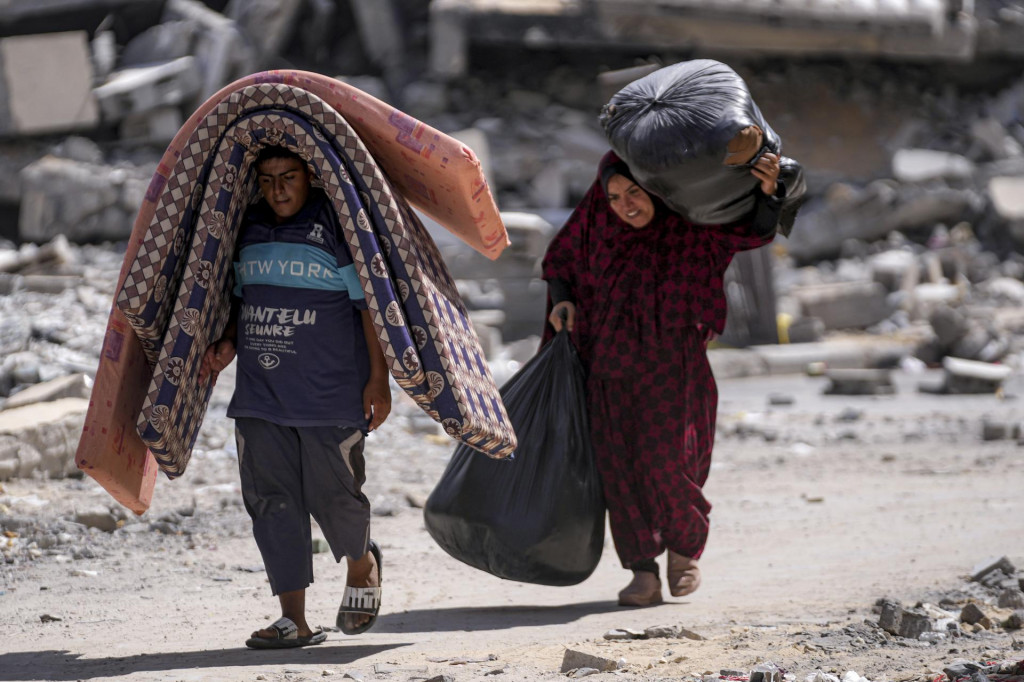 Palestínčania opúšťajú severnú štvrť mesta Chán Júnis v Pásme Gazy po tom, čo ich izraelská armáda vyzvala, aby okamžite opustili túto oblasť. FOTO: TASR/AP