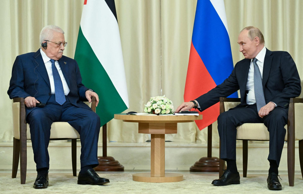 Ruský prezident Vladimir Putin sa mimo Moskvy zúčastňuje stretnutia s palestínskym prezidentom Mahmúdom Abbásom. FOTO: Reuters